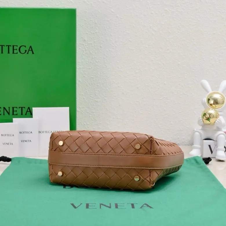 Bottega Veneta Style Gold Leather Shoulder Bag Lookbook Reference image 4