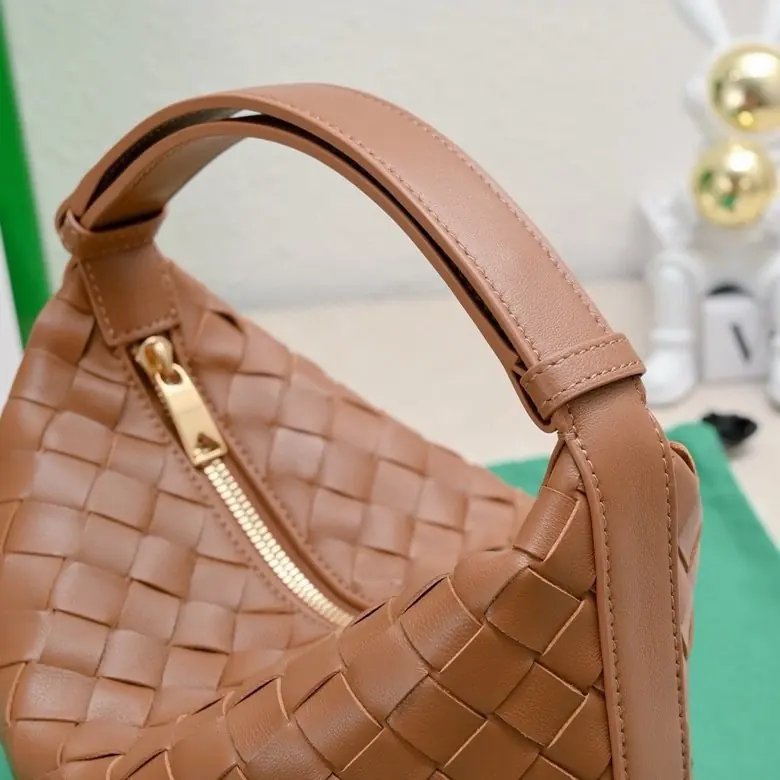 Bottega Veneta Style Gold Leather Shoulder Bag Lookbook Reference image 5