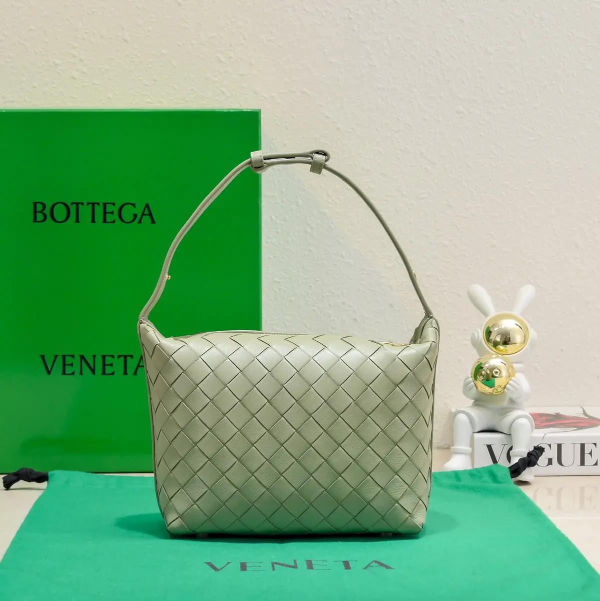 Bottega Veneta Style Gold Leather Shoulder Bag Lookbook Reference image 1