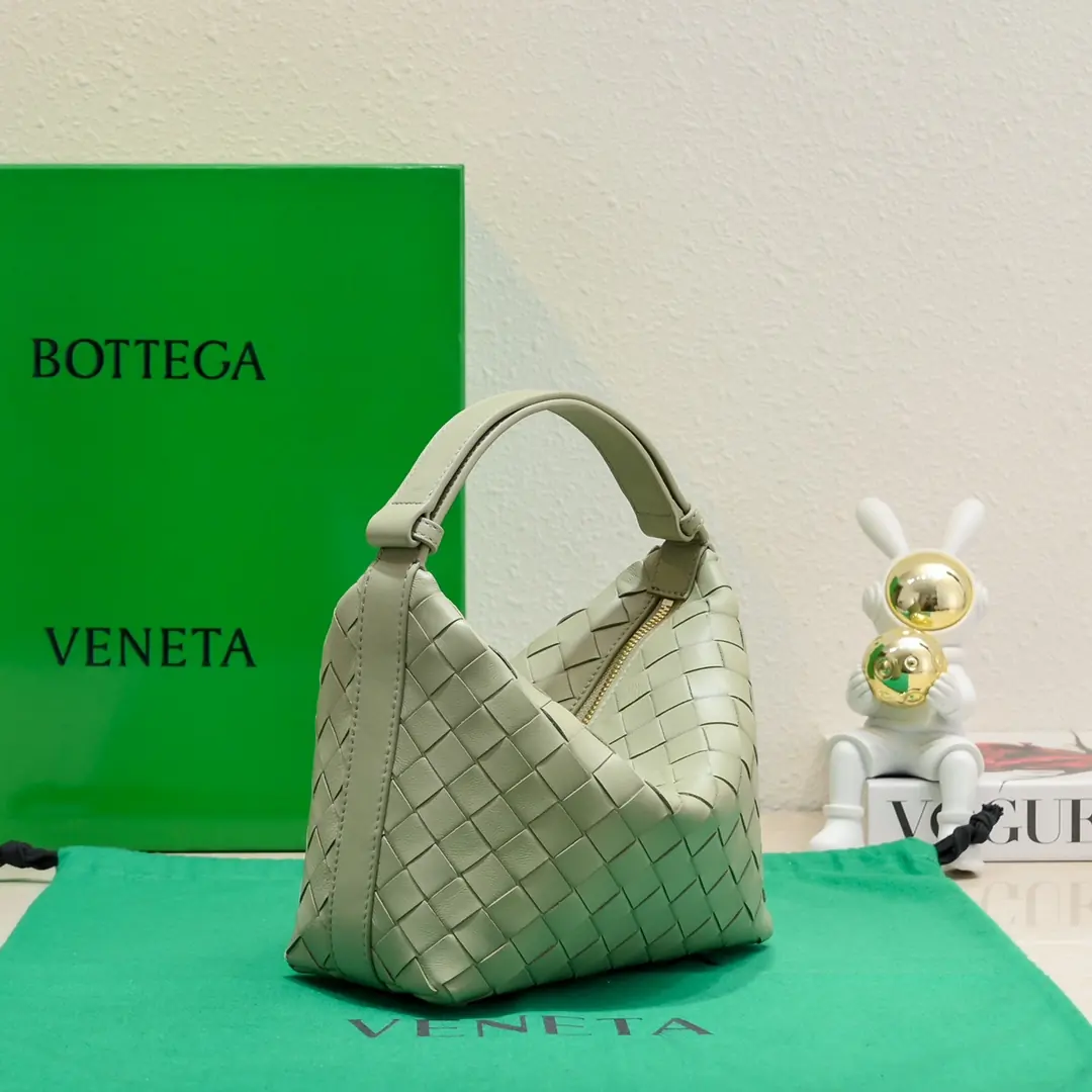Bottega Veneta Style Gold Leather Shoulder Bag Lookbook Reference image 3