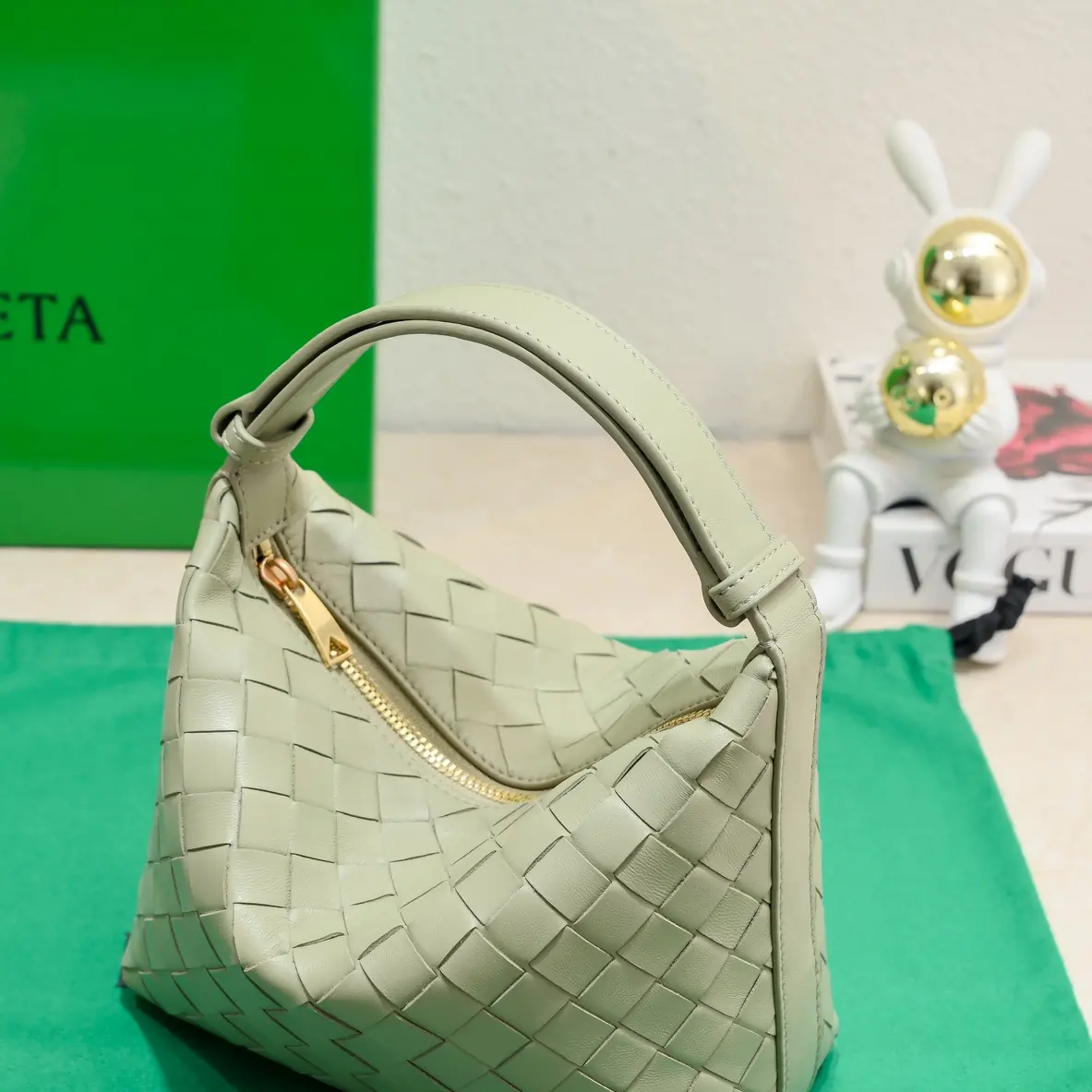 Bottega Veneta Style Gold Leather Shoulder Bag Lookbook Reference image 4