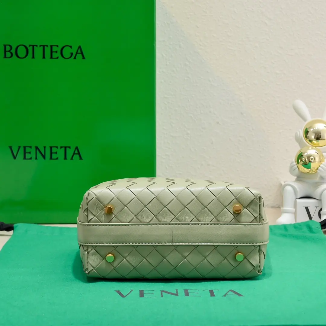 Bottega Veneta Style Gold Leather Shoulder Bag Lookbook Reference image 5