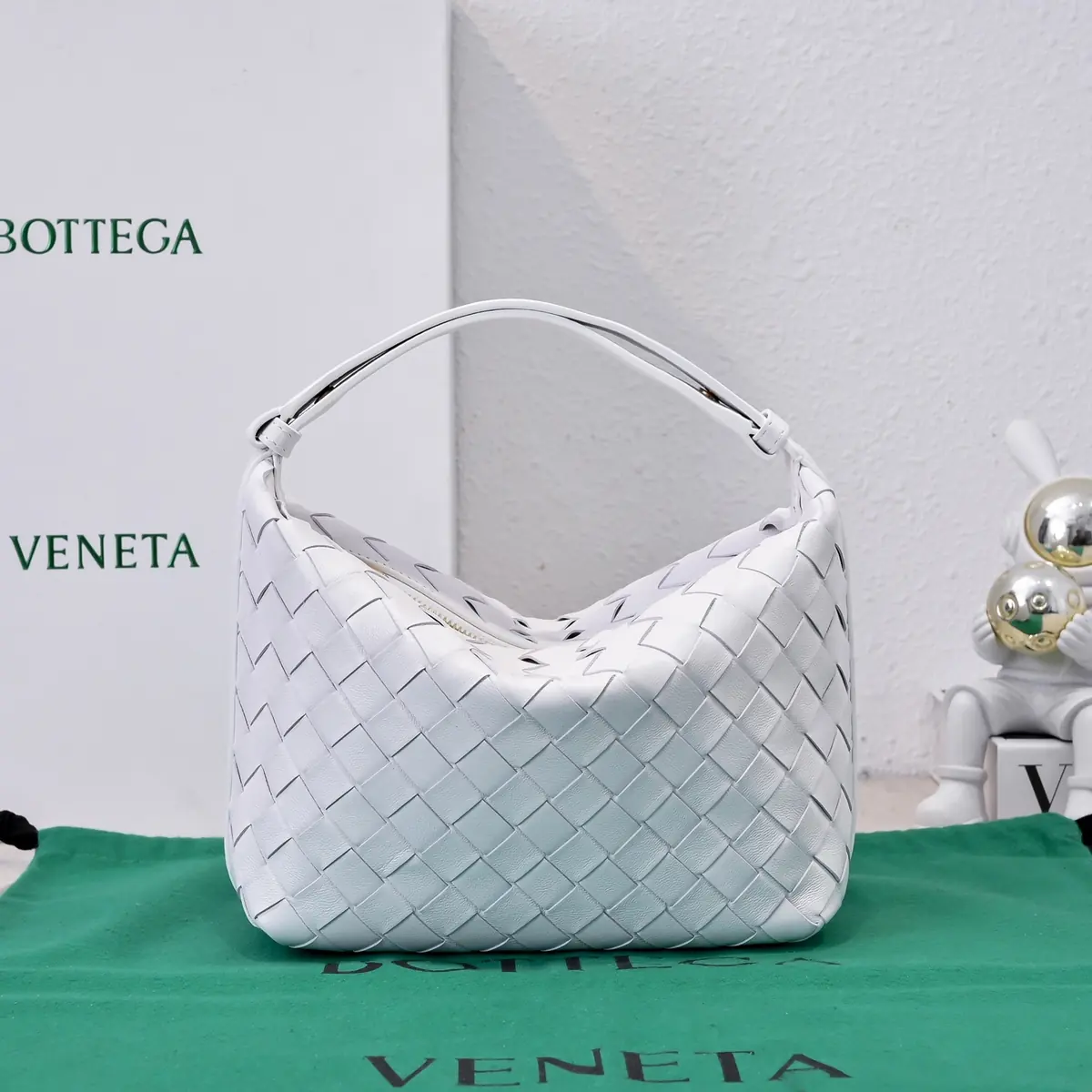 Bottega Veneta Style Gold Leather Shoulder Bag Lookbook Reference image 1
