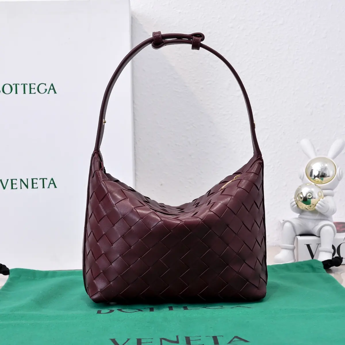 Bottega Veneta Style Gold Leather Shoulder Bag Lookbook Reference image 3
