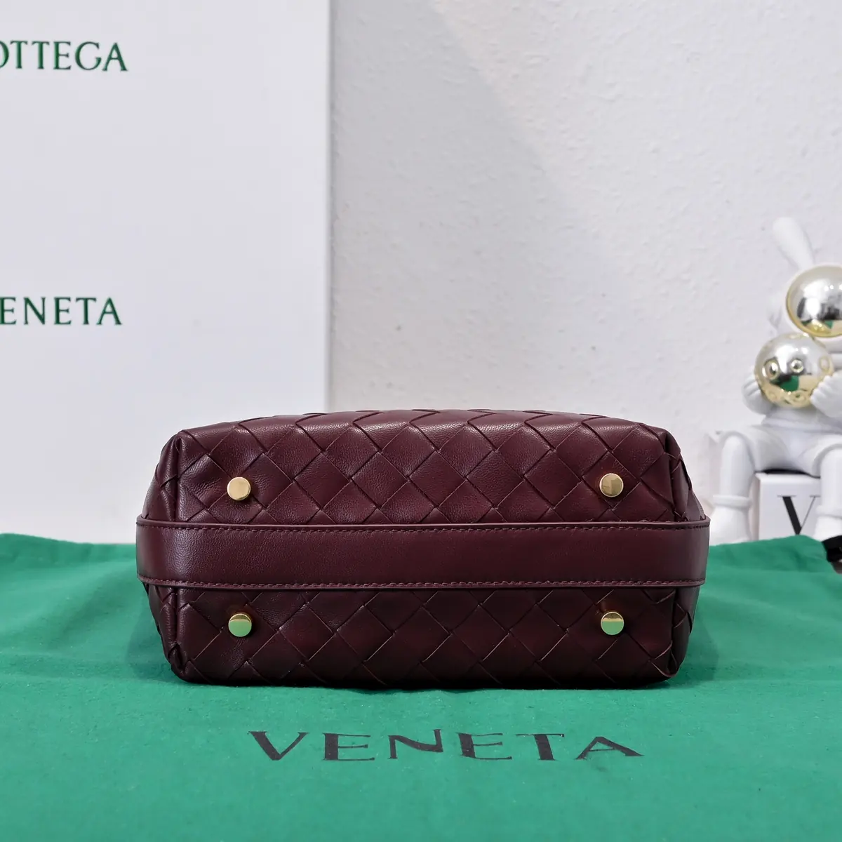 Bottega Veneta Style Gold Leather Shoulder Bag Lookbook Reference image 4