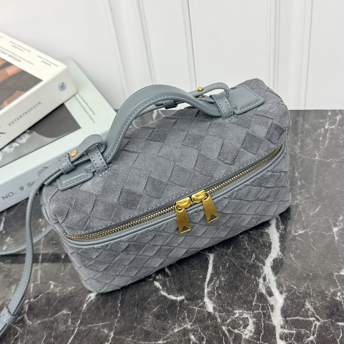 Bottega Veneta Style Grey Crossbody Bag Lookbook Reference image 5