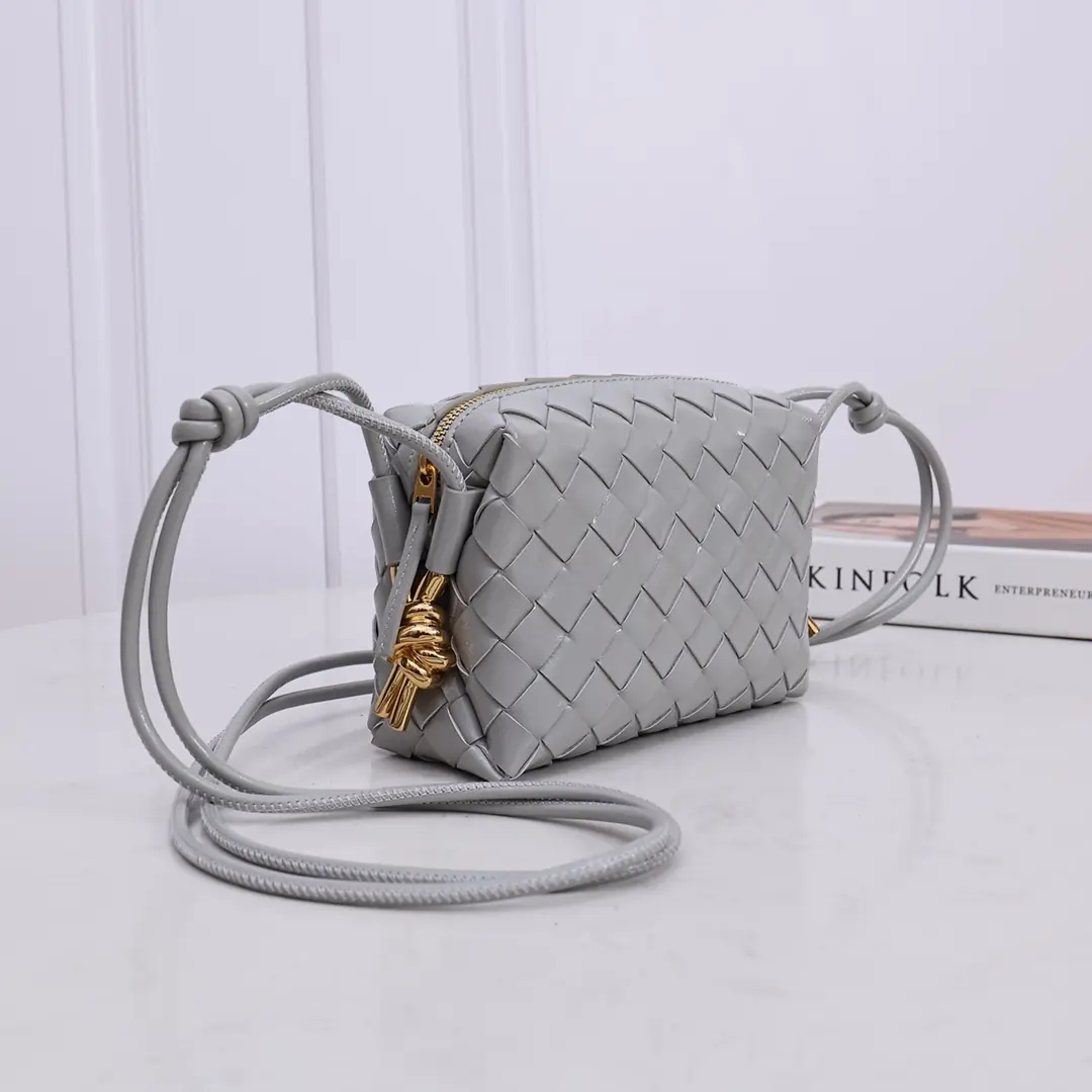 Bottega Veneta Style Grey Leather Bag Lookbook Reference image 2
