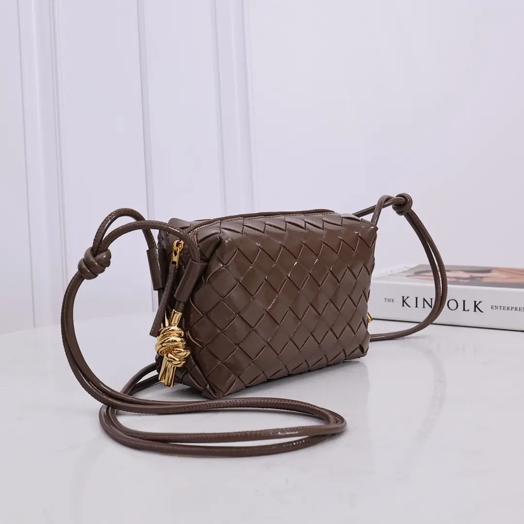 Bottega Veneta Style Grey Leather Bag Lookbook Reference image 2
