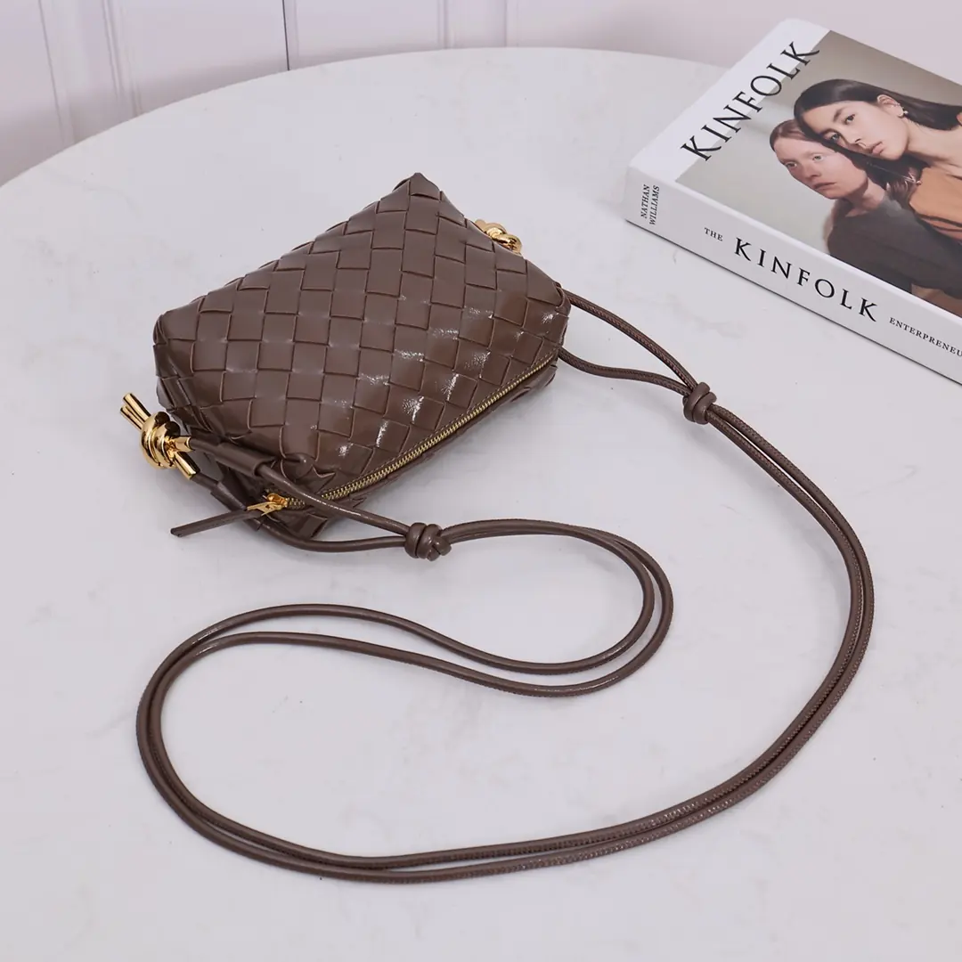 Bottega Veneta Style Grey Leather Bag Lookbook Reference image 3