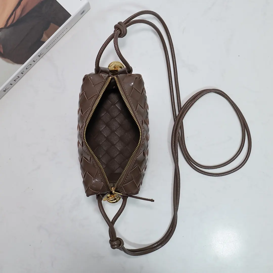 Bottega Veneta Style Grey Leather Bag Lookbook Reference image 5