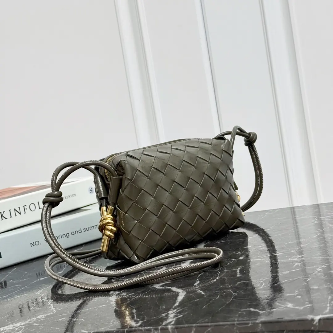 Bottega Veneta Style Leather Bag Lookbook Reference image 2