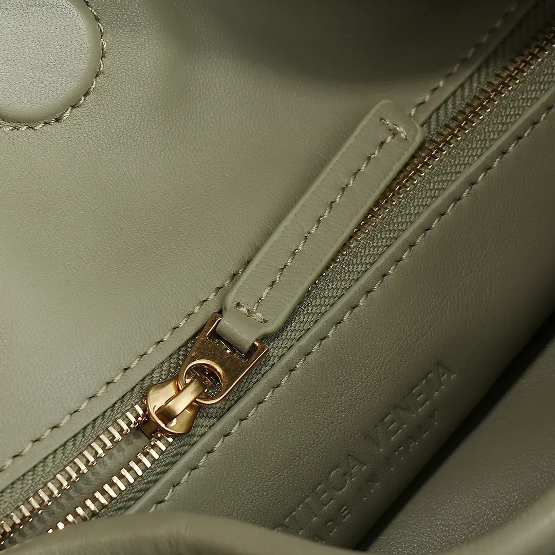 Bottega Veneta Style Leather Bag Lookbook Reference image 4