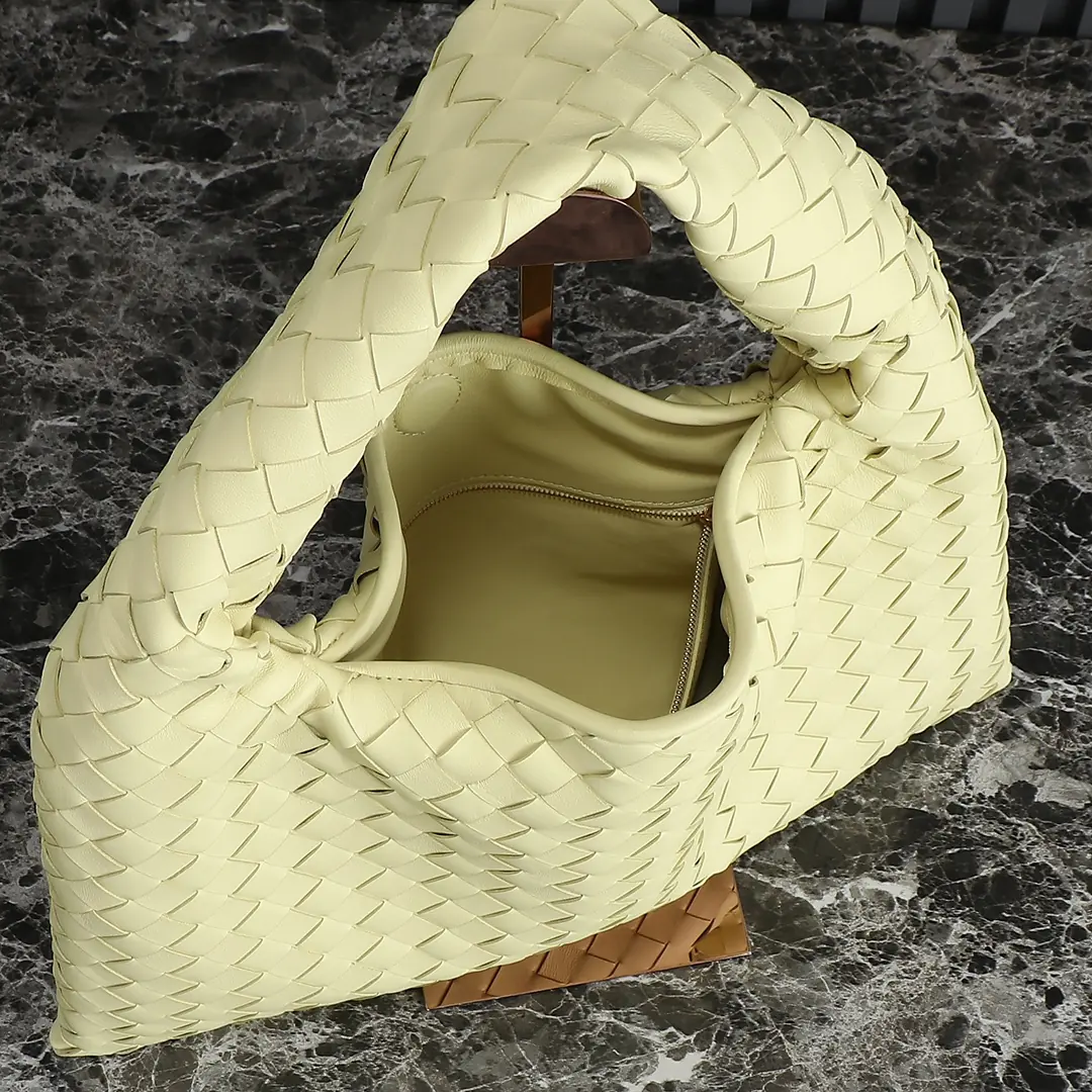 Bottega Veneta Style Leather Bag Lookbook Reference image 6