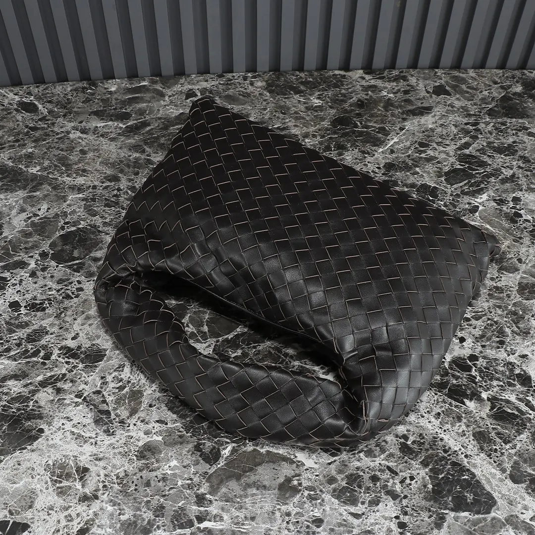 Bottega Veneta Style Leather Bag Lookbook Reference image 3