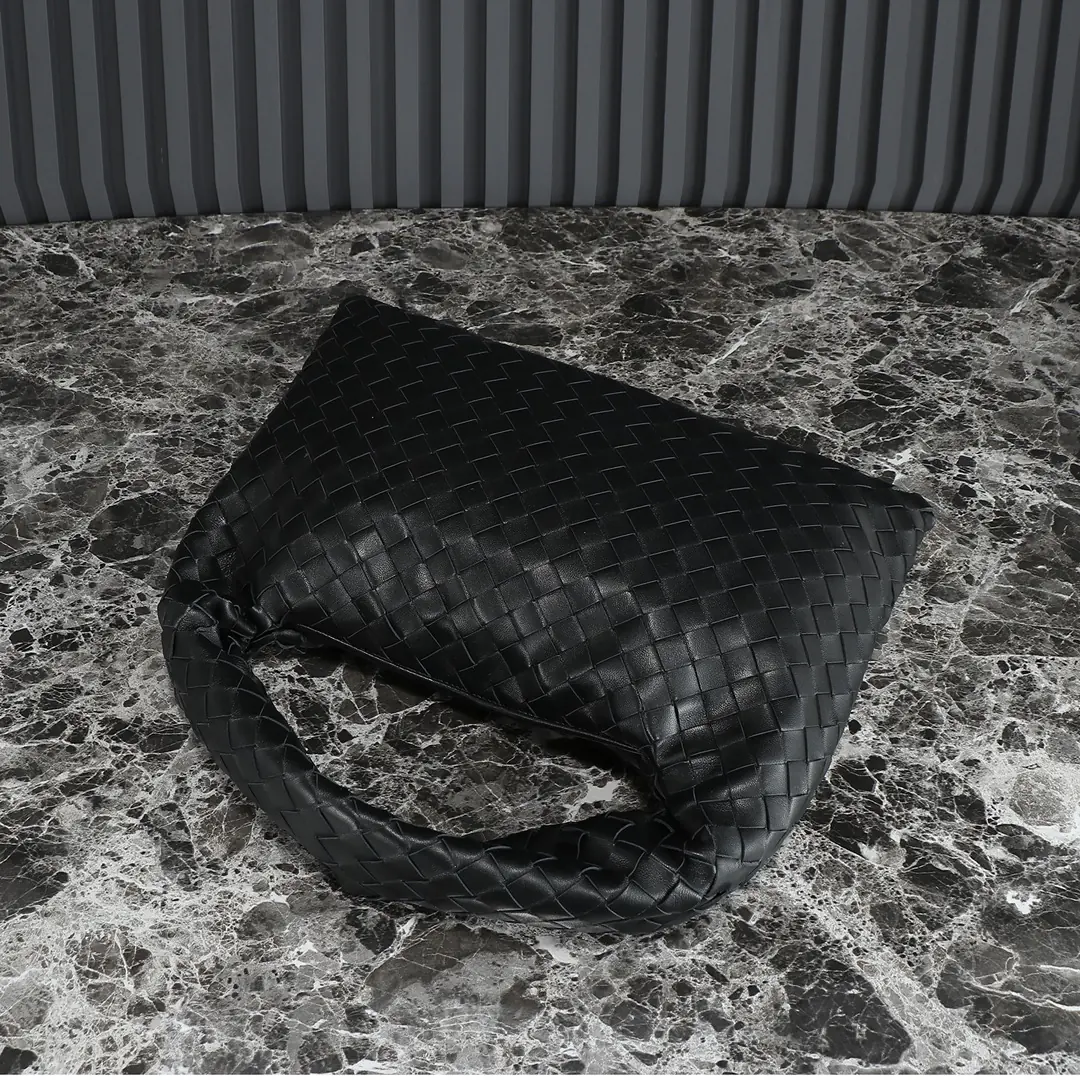 Bottega Veneta Style Leather Bag Lookbook Reference image 3