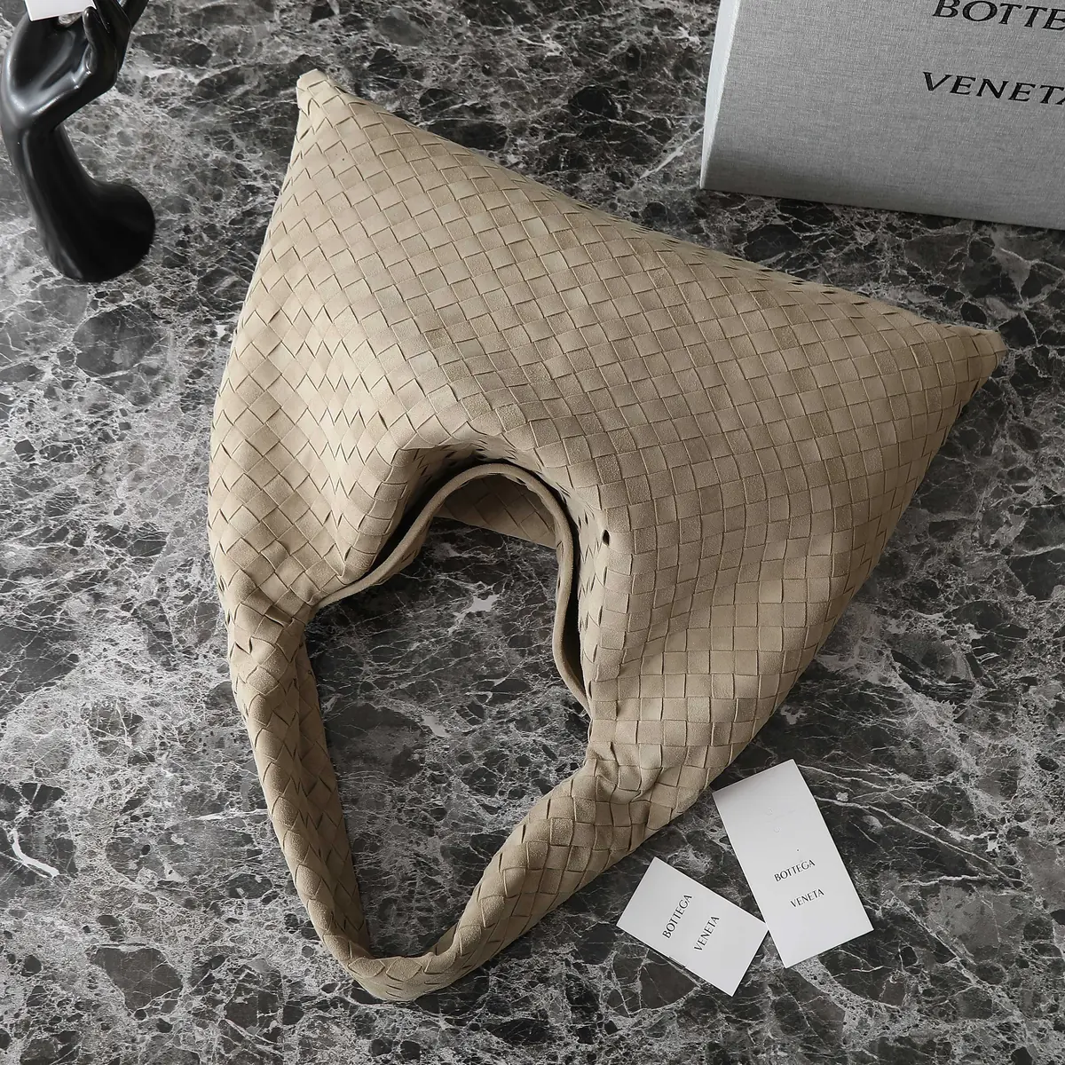 Bottega Veneta Style Leather Bag Lookbook Reference image 5