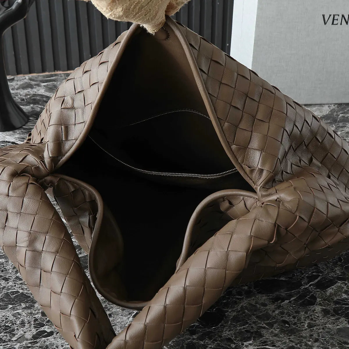 Bottega Veneta Style Leather Bag Lookbook Reference image 6