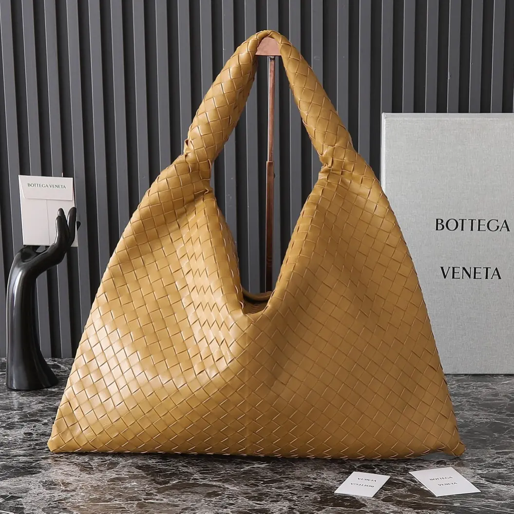 Bottega Veneta Style Leather Bag Lookbook Reference image 1