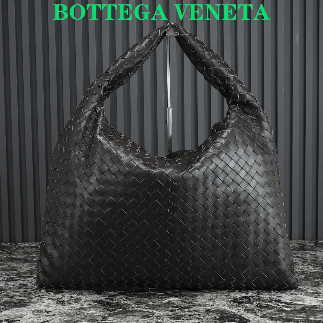 Bottega Veneta Style Leather Bag Lookbook Reference image 1
