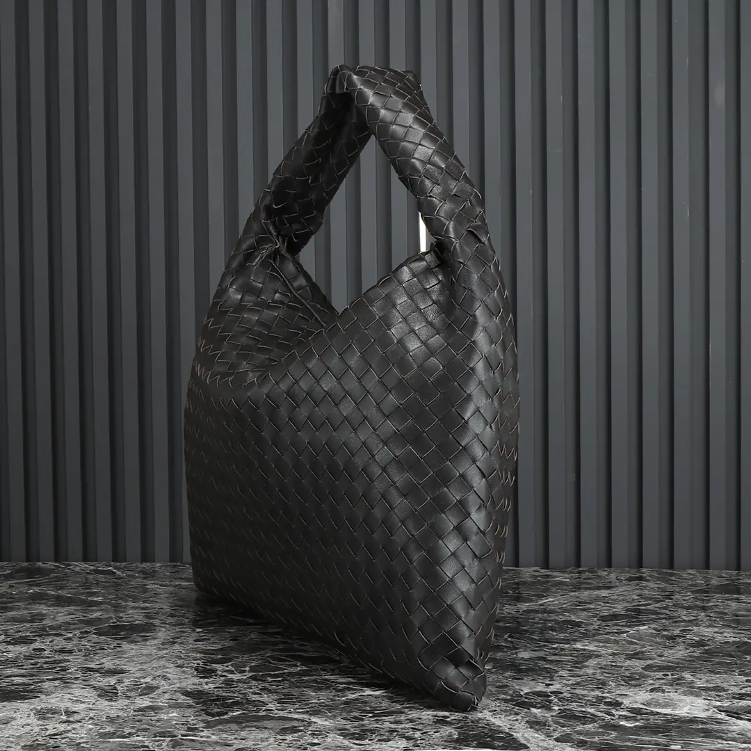 Bottega Veneta Style Leather Bag Lookbook Reference image 2