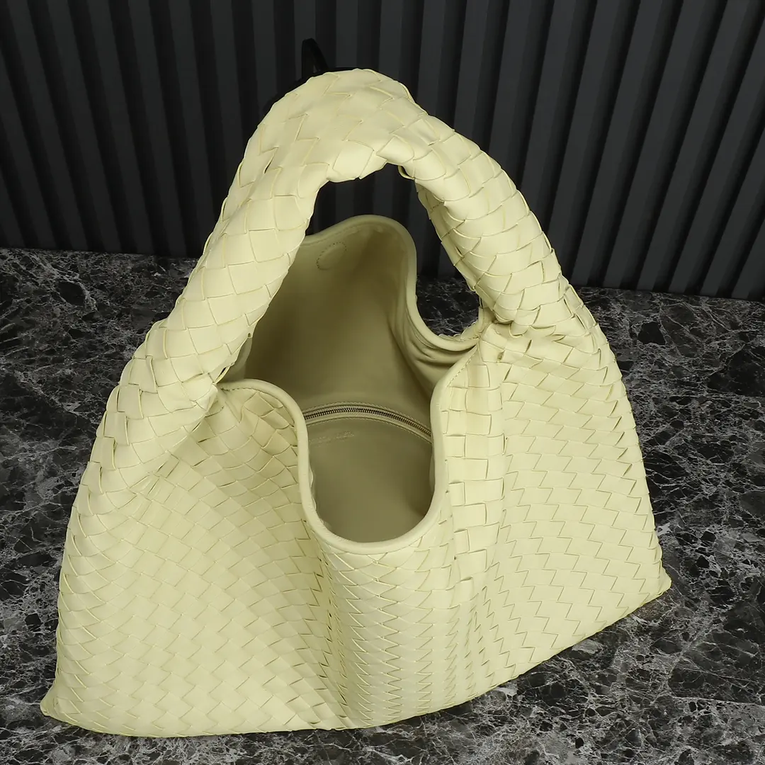 Bottega Veneta Style Leather Bag Lookbook Reference image 5