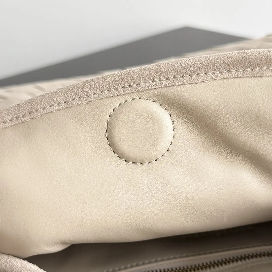 Bottega Veneta Style Leather Bag Lookbook Reference image 6