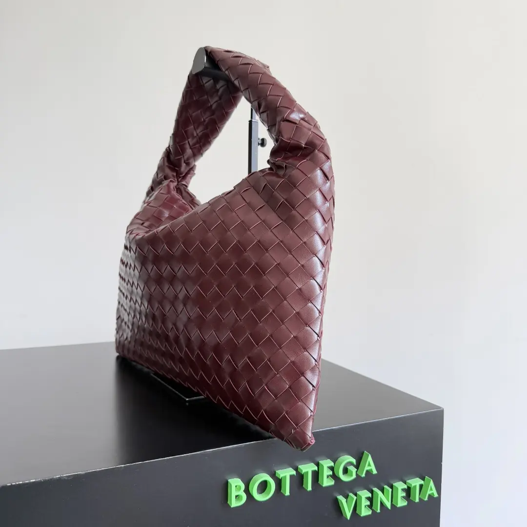 Bottega Veneta Style Leather Bag Lookbook Reference image 2