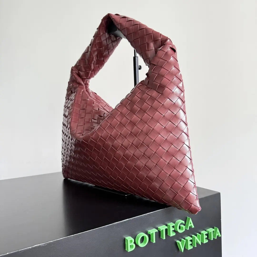 Bottega Veneta Style Leather Bag Lookbook Reference image 2