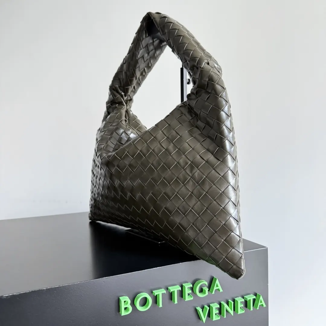 Bottega Veneta Style Leather Bag Lookbook Reference image 2