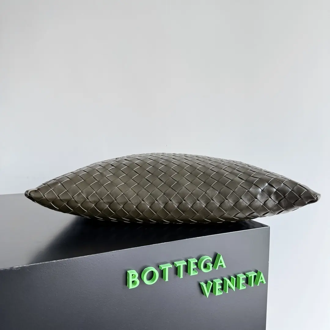 Bottega Veneta Style Leather Bag Lookbook Reference image 3