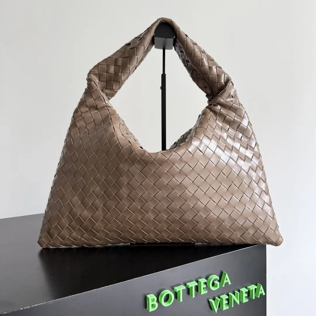 Bottega Veneta Style Leather Bag Lookbook Reference image 1
