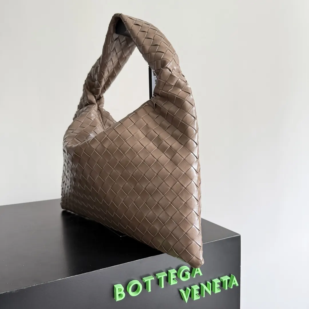 Bottega Veneta Style Leather Bag Lookbook Reference image 2