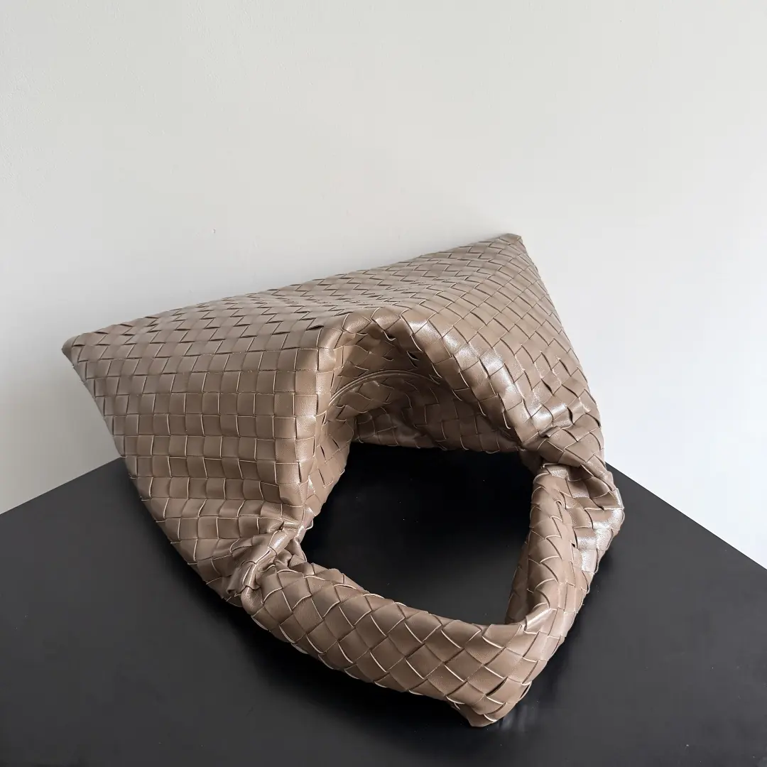 Bottega Veneta Style Leather Bag Lookbook Reference image 4