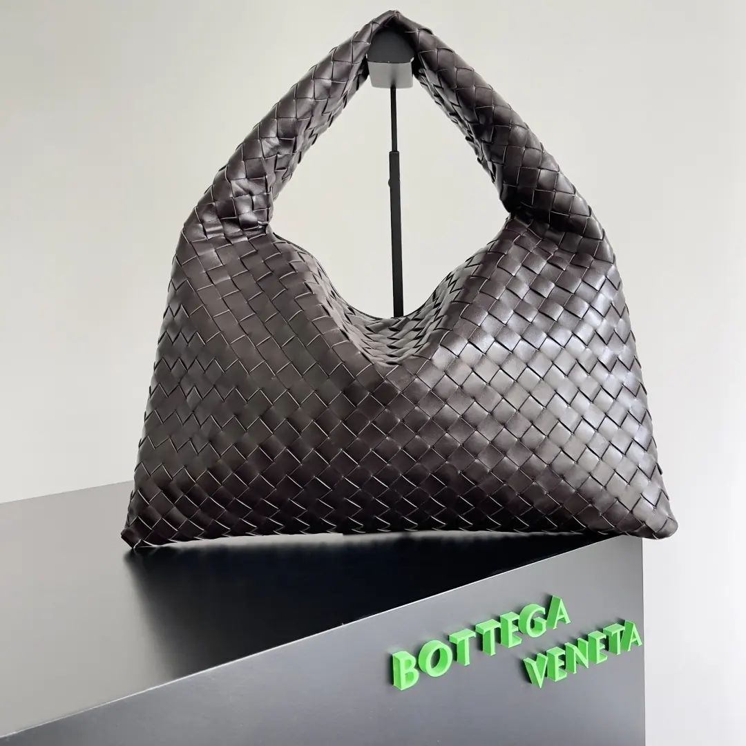 Bottega Veneta Style Leather Bag Lookbook Reference image 1