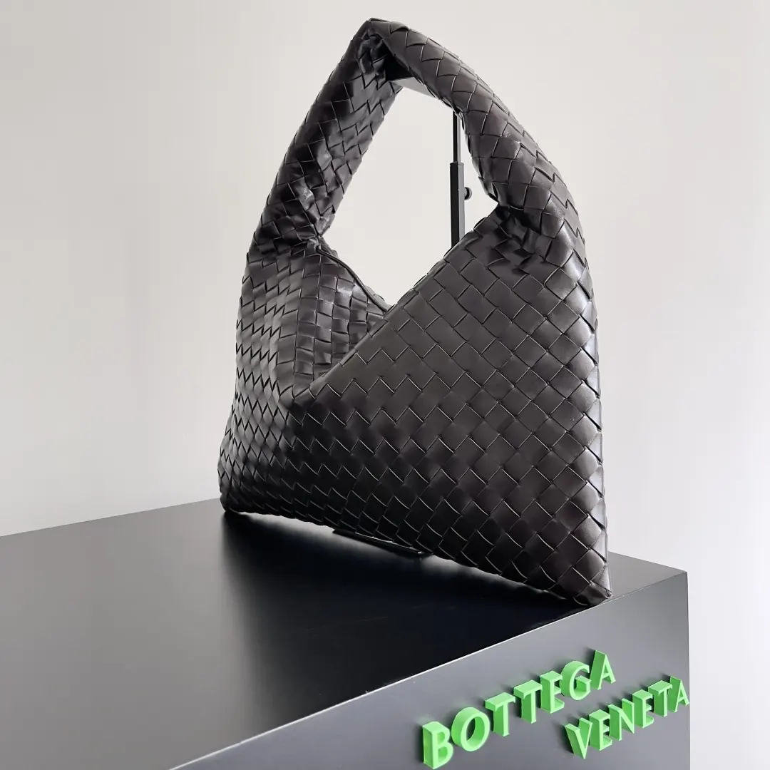 Bottega Veneta Style Leather Bag Lookbook Reference image 2