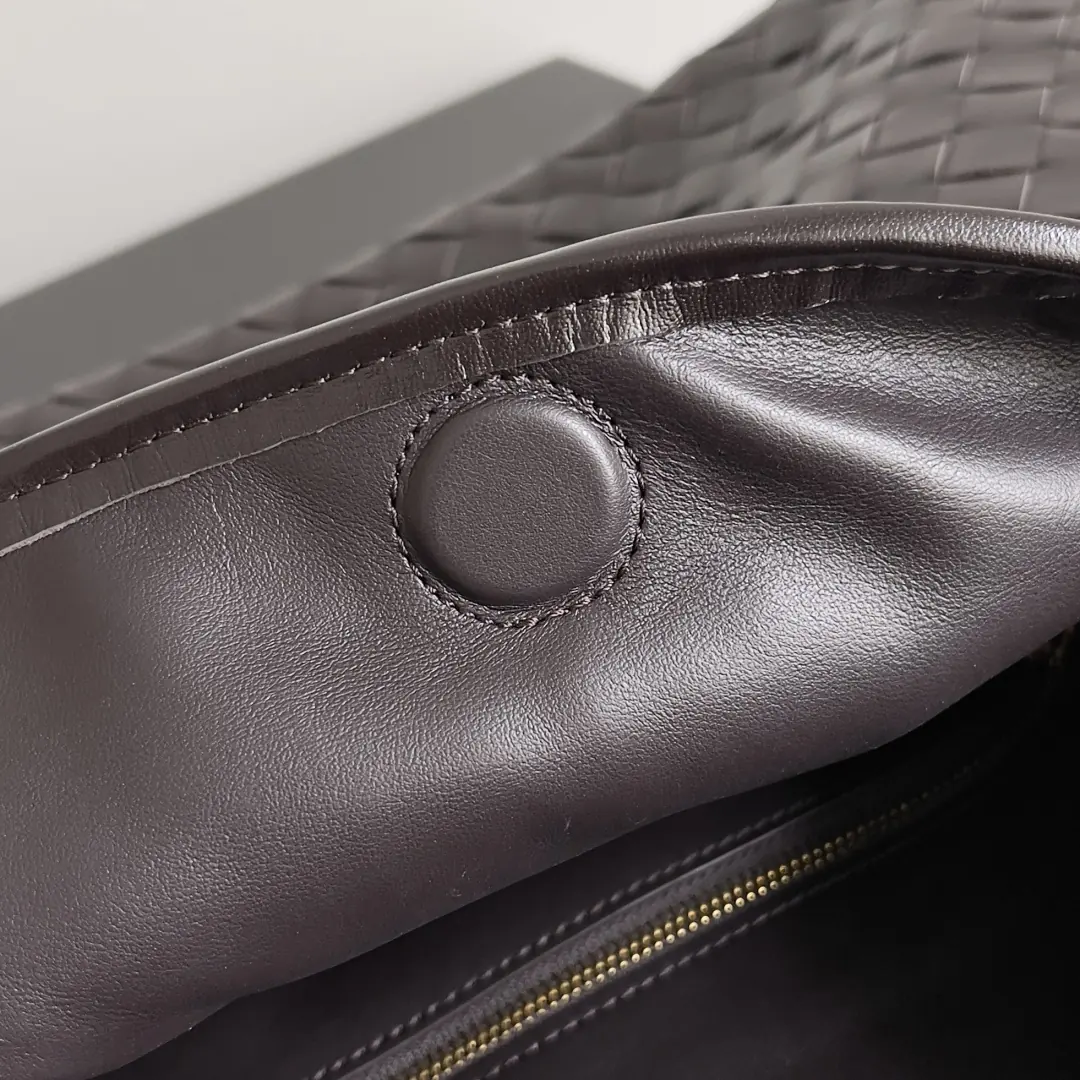 Bottega Veneta Style Leather Bag Lookbook Reference image 6