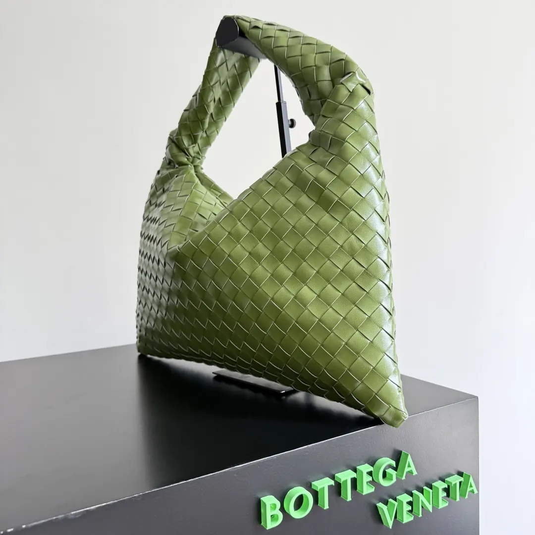 Bottega Veneta Style Leather Bag Lookbook Reference image 2
