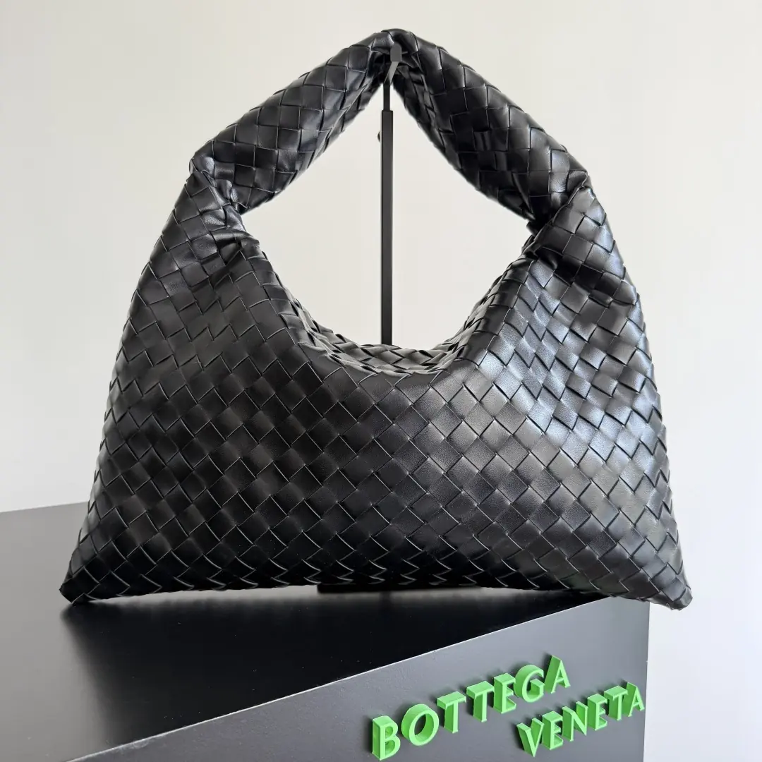 Bottega Veneta Style Leather Bag Lookbook Reference image 1