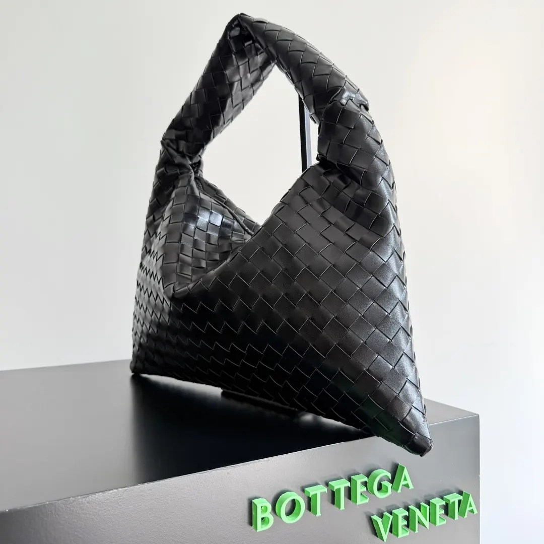Bottega Veneta Style Leather Bag Lookbook Reference image 2