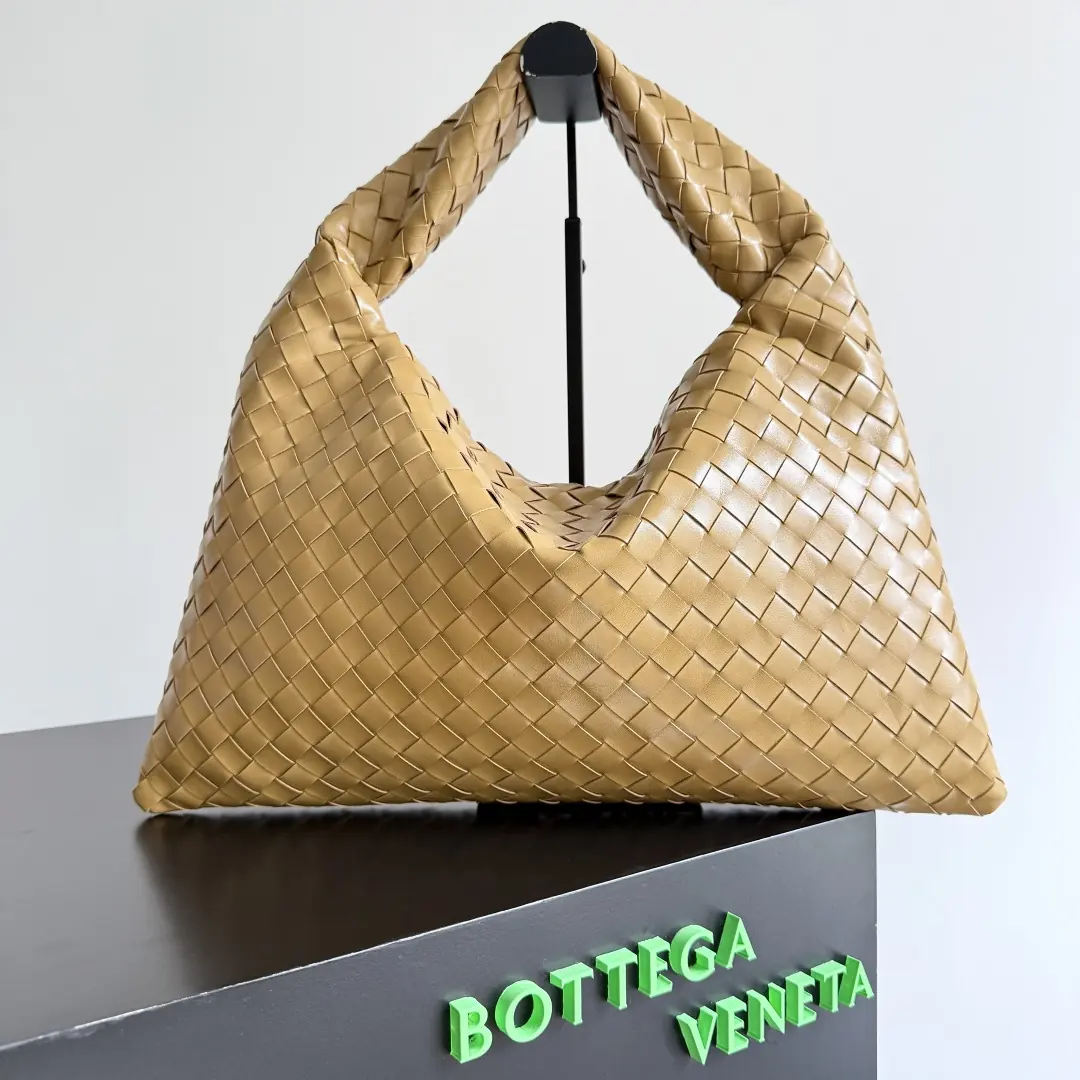 Bottega Veneta Style Leather Bag Lookbook Reference image 1