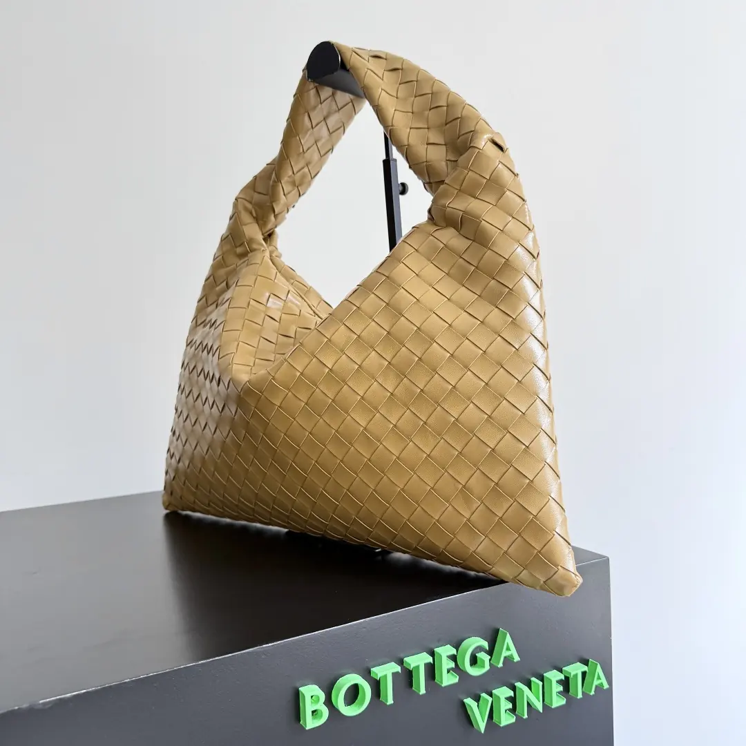 Bottega Veneta Style Leather Bag Lookbook Reference image 3