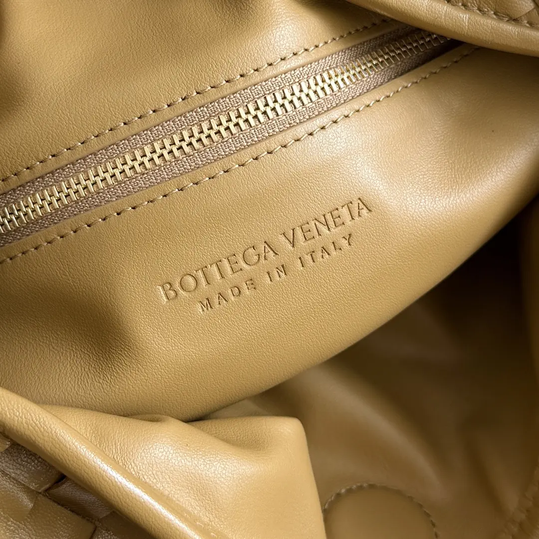 Bottega Veneta Style Leather Bag Lookbook Reference image 4