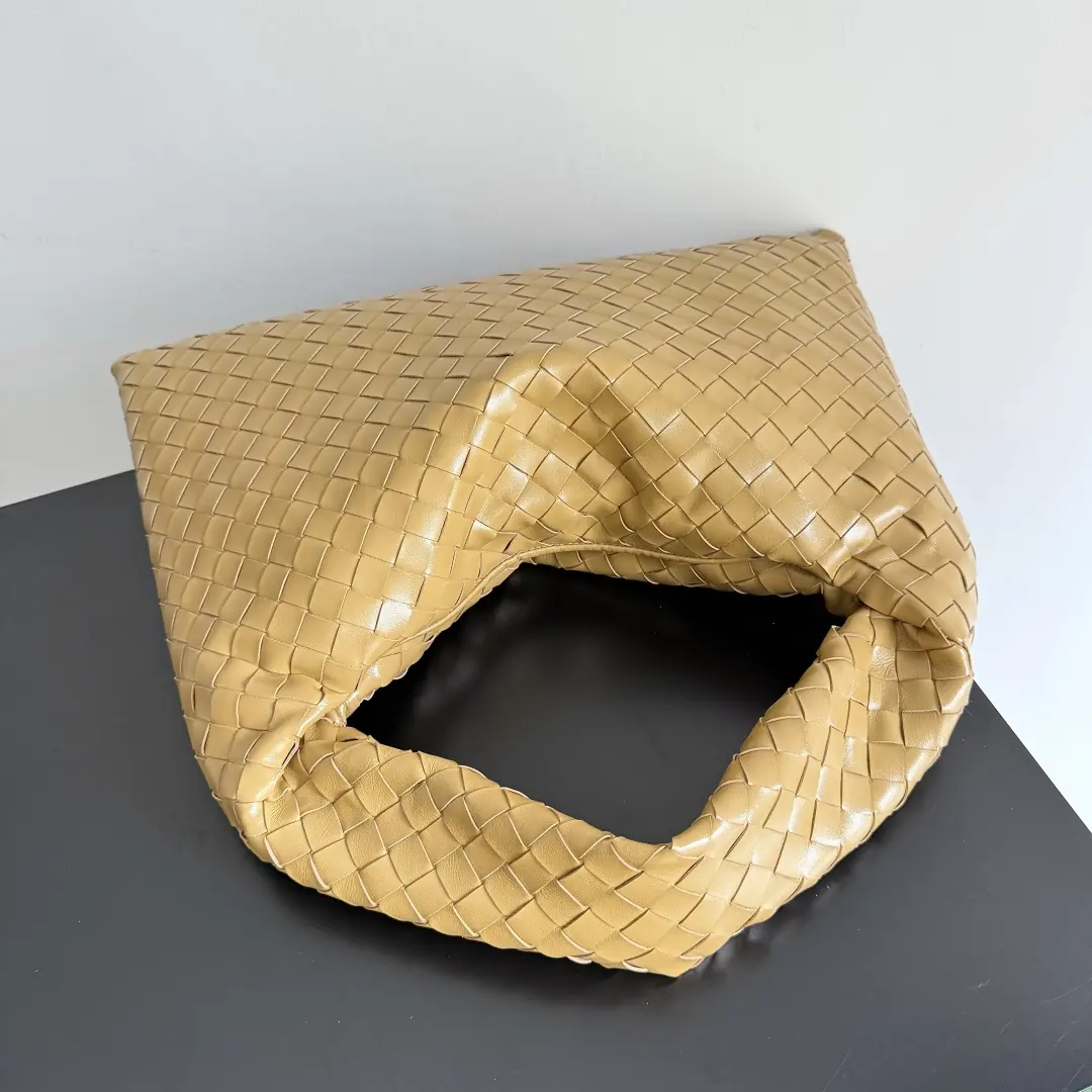 Bottega Veneta Style Leather Bag Lookbook Reference image 5