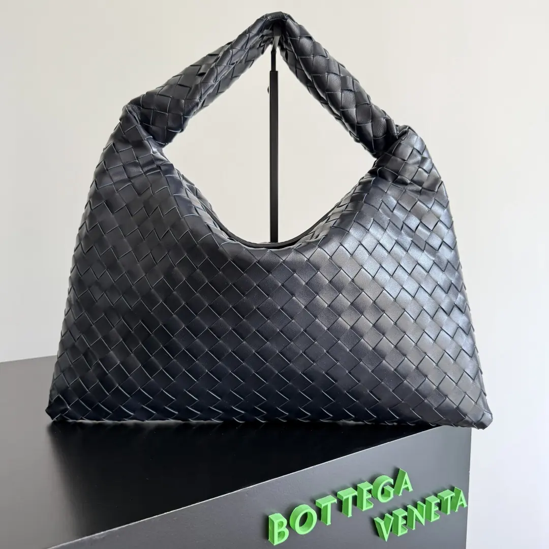 Bottega Veneta Style Leather Bag Lookbook Reference image 1