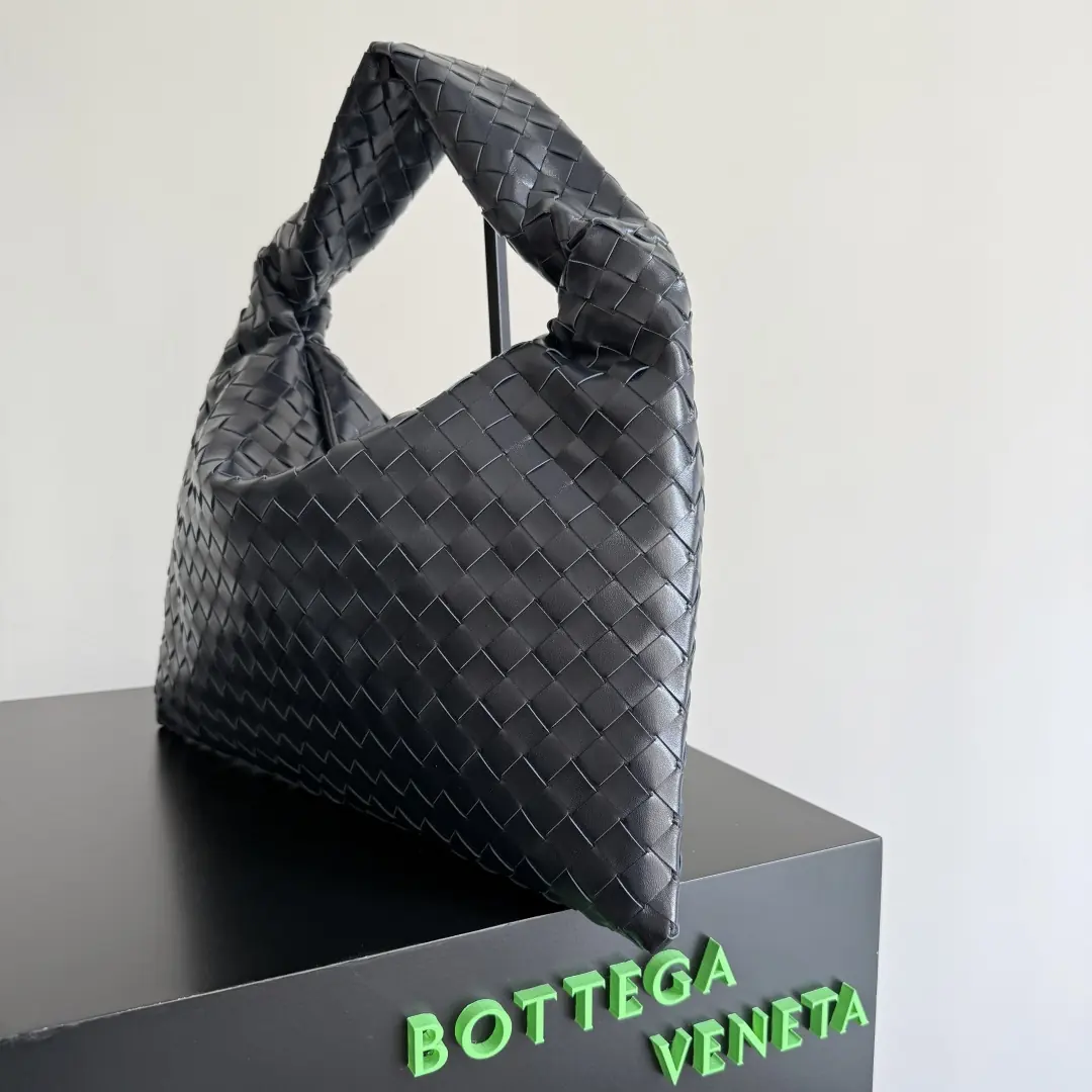 Bottega Veneta Style Leather Bag Lookbook Reference image 2