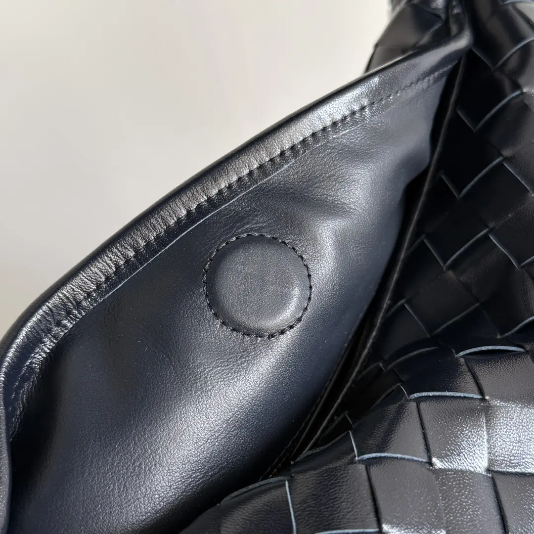 Bottega Veneta Style Leather Bag Lookbook Reference image 5