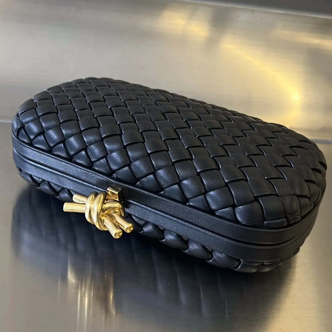 Bottega Veneta Style Leather Clutch Lookbook Reference image 4