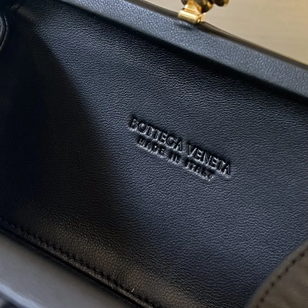 Bottega Veneta Style Leather Clutch Lookbook Reference image 6