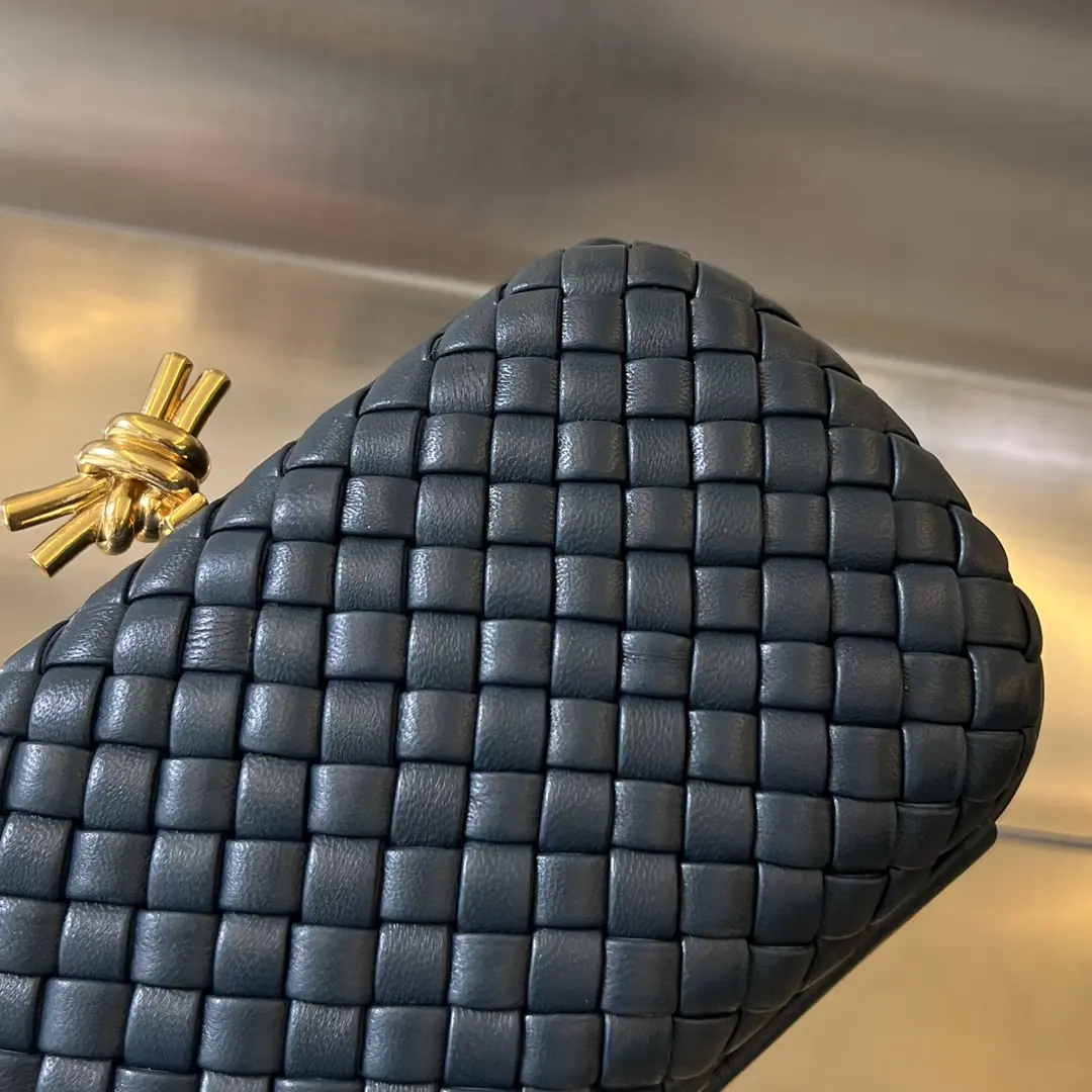 Bottega Veneta Style Leather Clutch Lookbook Reference image 4