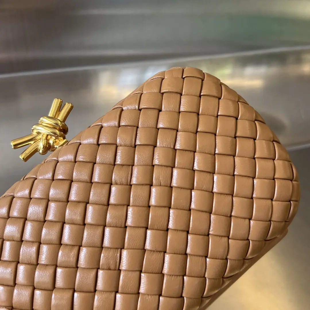 Bottega Veneta Style Leather Clutch Lookbook Reference image 4